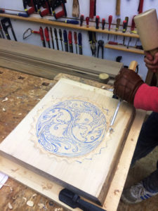 Schnitzen in der Holzwerkstatt - Drachenmandala